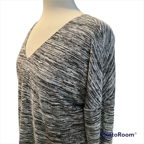 White House Black Market Gray & Black Long Sleeve V-neck Top size Large - Picture 2 of 8
